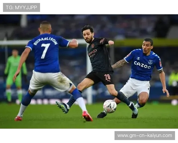 迪亚斯连续带球推进施压,利物浦右路成为关键突破点